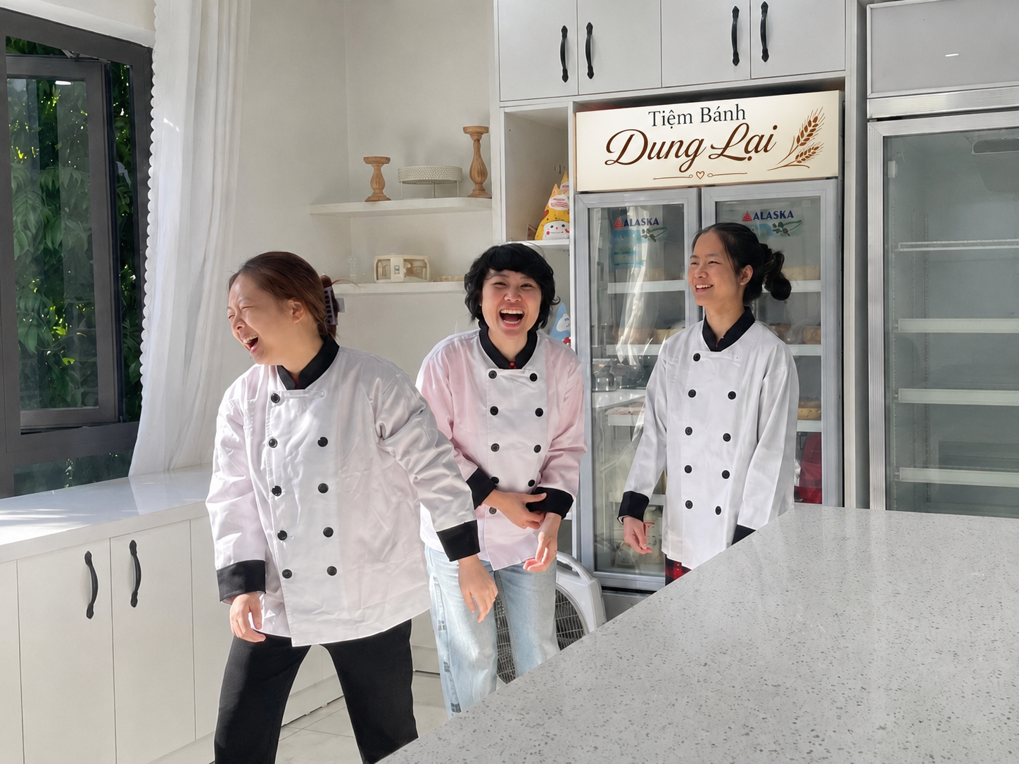 Đội ngũ thợ bánh tại Tiệm Bánh Dung Lại